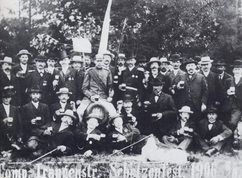 Das Foto zeigt die Kompanie der Lange Straße 1906&nbsp;&copy;&nbsp;"Das Friesoyther Schützenfest - gestern und heute"
